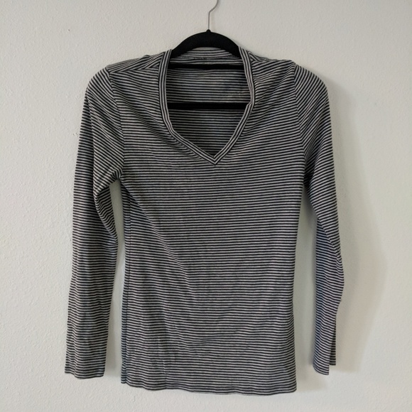Cotton V-Neck Long Sleeved Perfect T - Picture 5 of 6